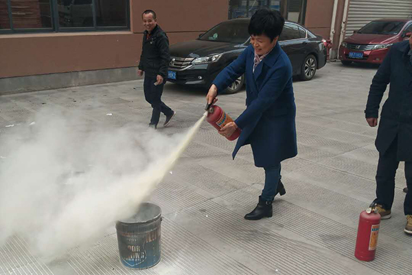 敲響火災(zāi)警鐘，鞏固防火意識——洛茲服飾舉行消防知識培訓(xùn)與火災(zāi)演習(xí)